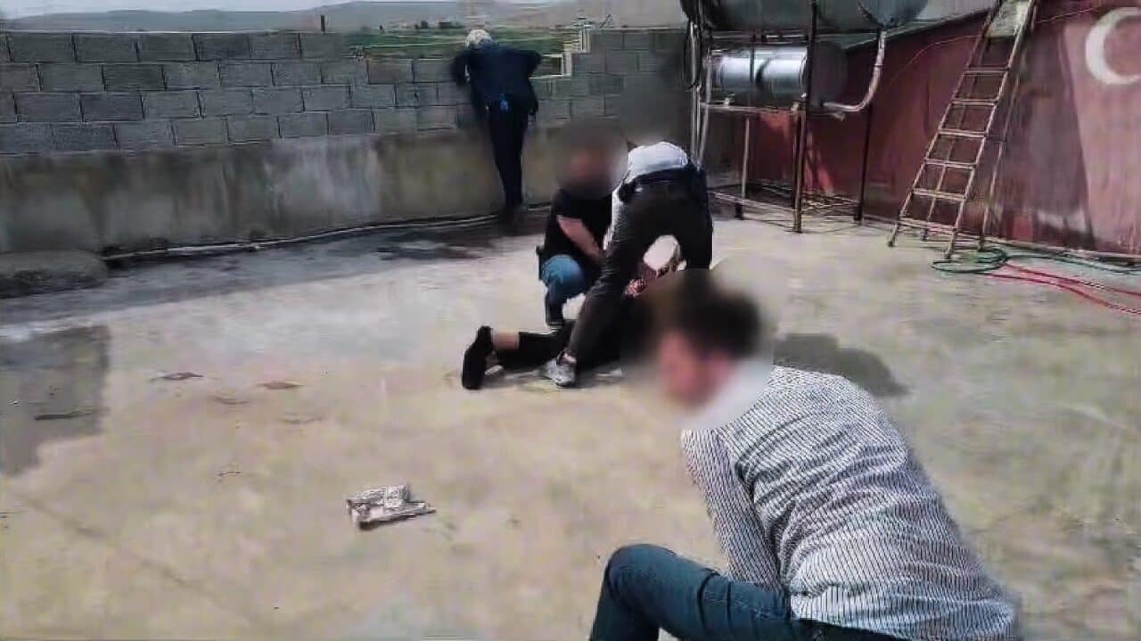 Şanlıurfa'nın Akçakale ilçesinde, 5 şüphelinin iletişim yoluyla 29 kişiyi dolandırarak
