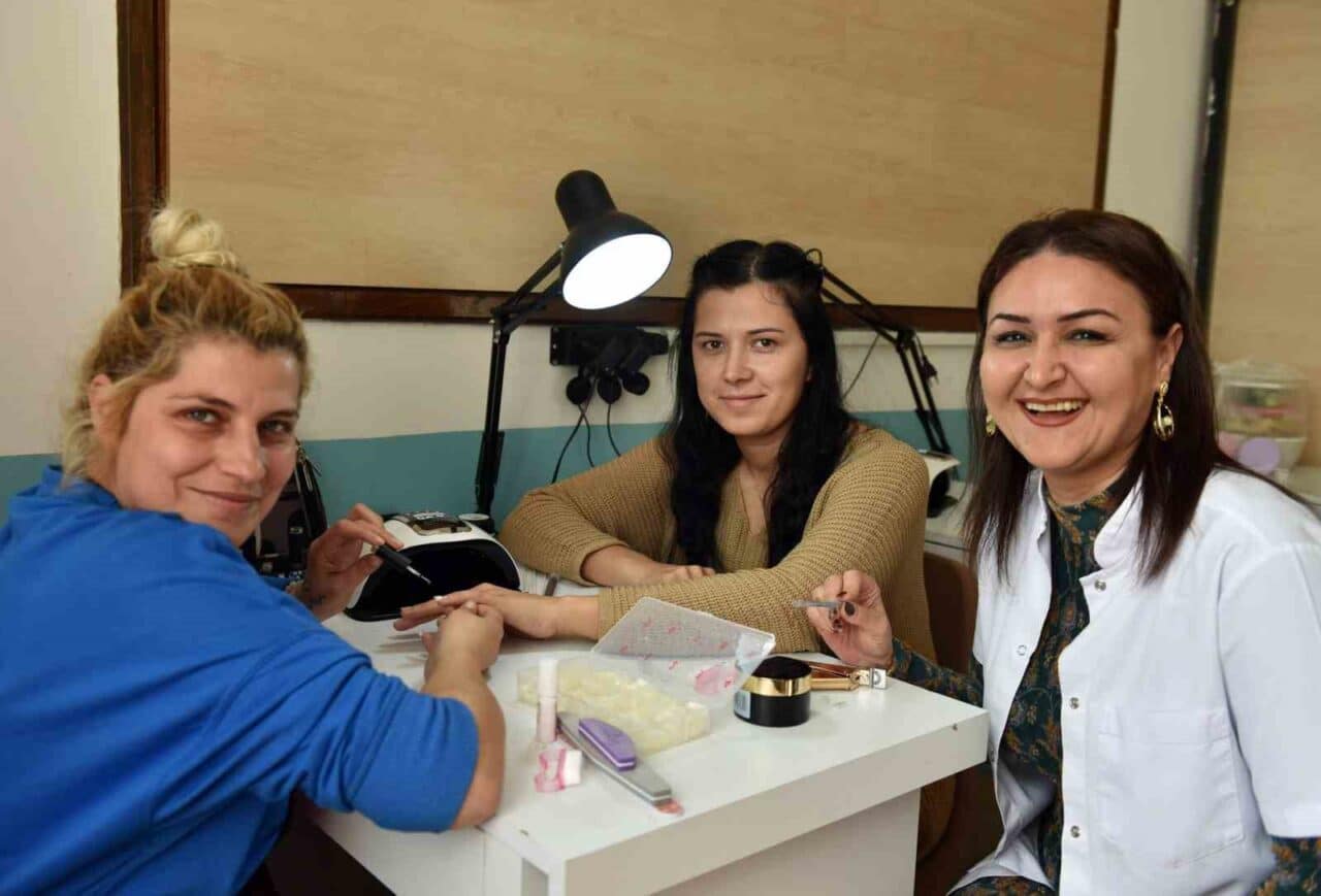 Antalya Kepez Meslek Eğitim Kursları (AKMEK), güzellik uzmanı yetiştirmek için