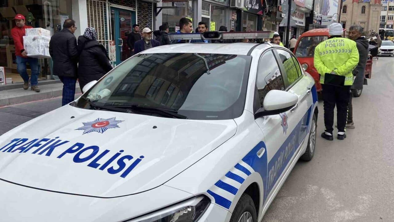 Aksaray'da, ehliyetsiz motosiklet kullanan S.B. (17) ve M.K. (28) sürücülerine