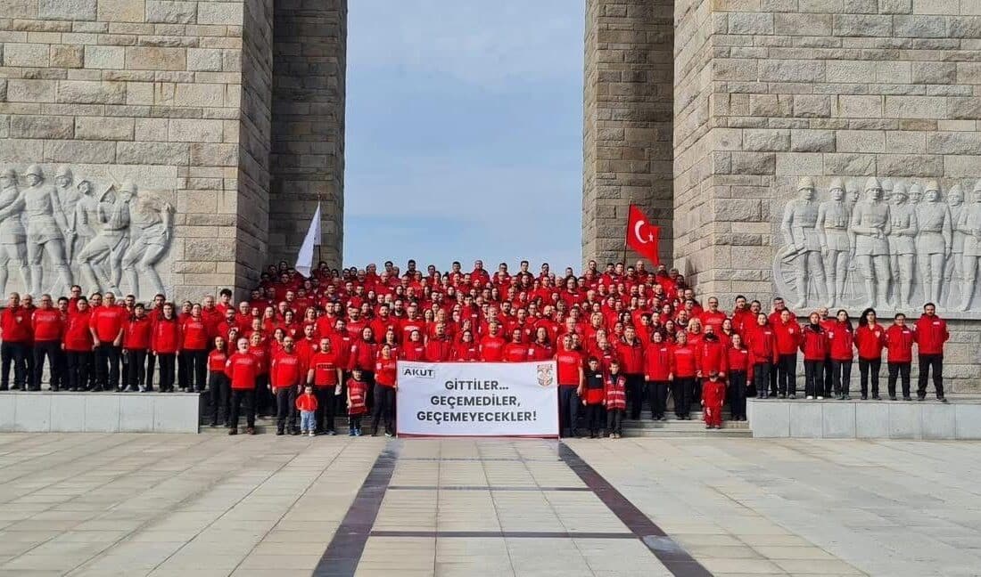 Çanakkale Zaferi’nin 110’uncu yılına özel anma töreni, AKUT tarafından Gelibolu’da gerçekleştirildi. Arama Kurtarma Derneği (AKUT), 15-16 Mart tarihlerinde Çanakkale Zaferi'nin 110.