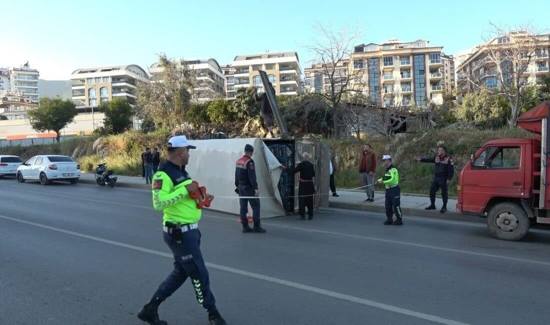 Alanya’da Muz Yüklü Kamyonetin Devrilmesi Sonucu Bir Kişi Yaralandı Antalya'nın Alanya ilçesinde, Tahsin Ç. kontrolünü kaybederek muz yüklü kamyonetiyle