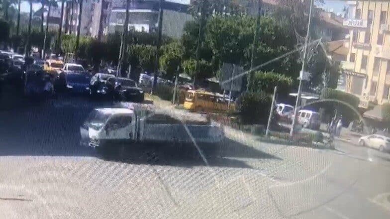 Antalya'nın Alanya ilçesinde bir taksi sürücüsü, trafik güvenliğini tehlikeye düşürdüğü