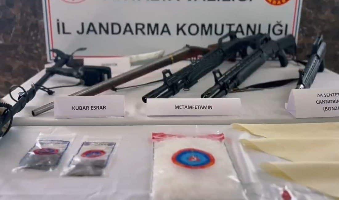 Alanya’da Uyuşturucu Ticareti Yapan Çete Operasyonunda 21 Kişi Tutuklandı Alanya'da düzenlenen uyuşturucu operasyonunda, 26 Mart'ta 25 adrese baskın yapıldı.