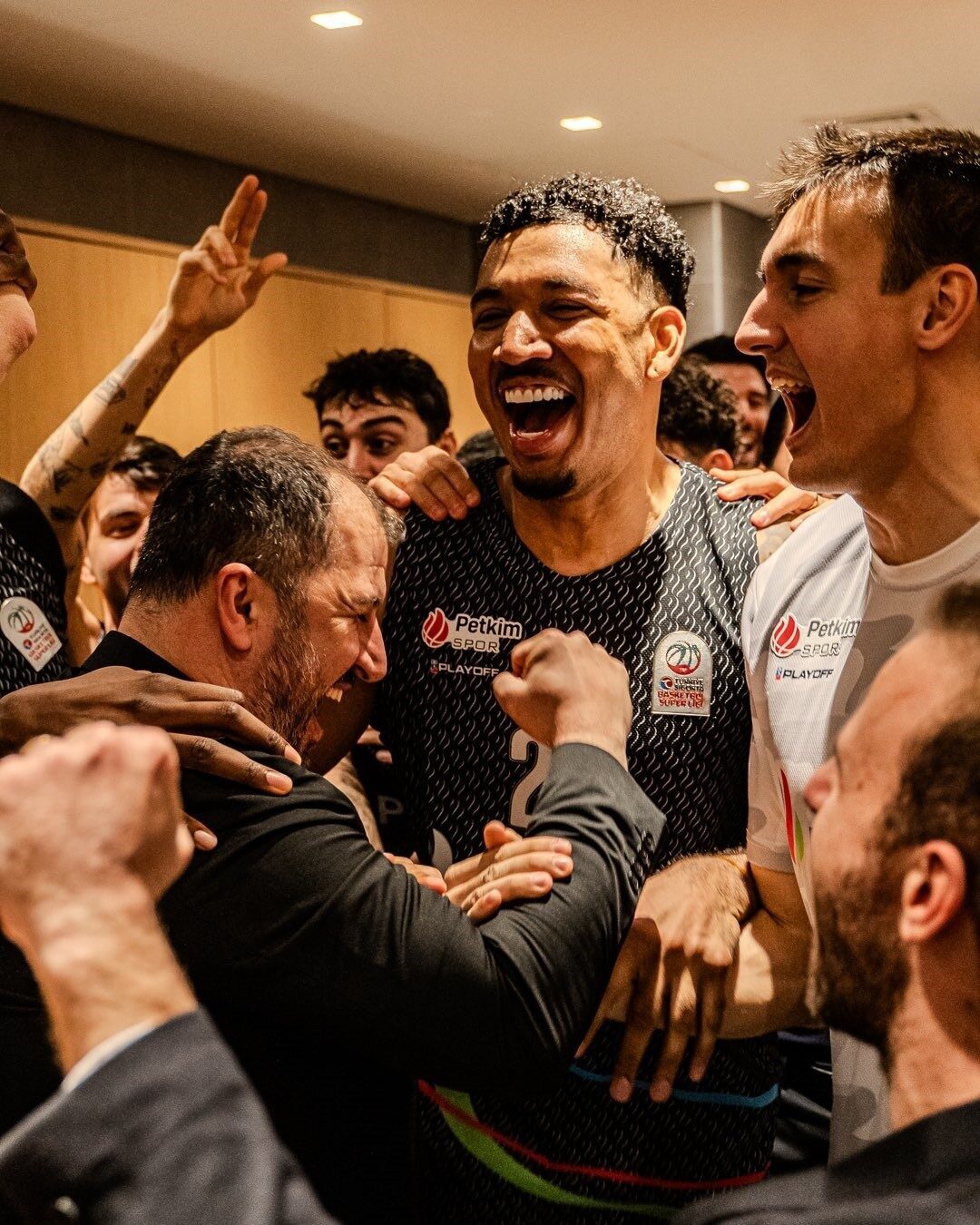 Aliağa Petkimspor, Basketbol Süper Ligi'nde A. Efes'i 103-101 ile geçerek