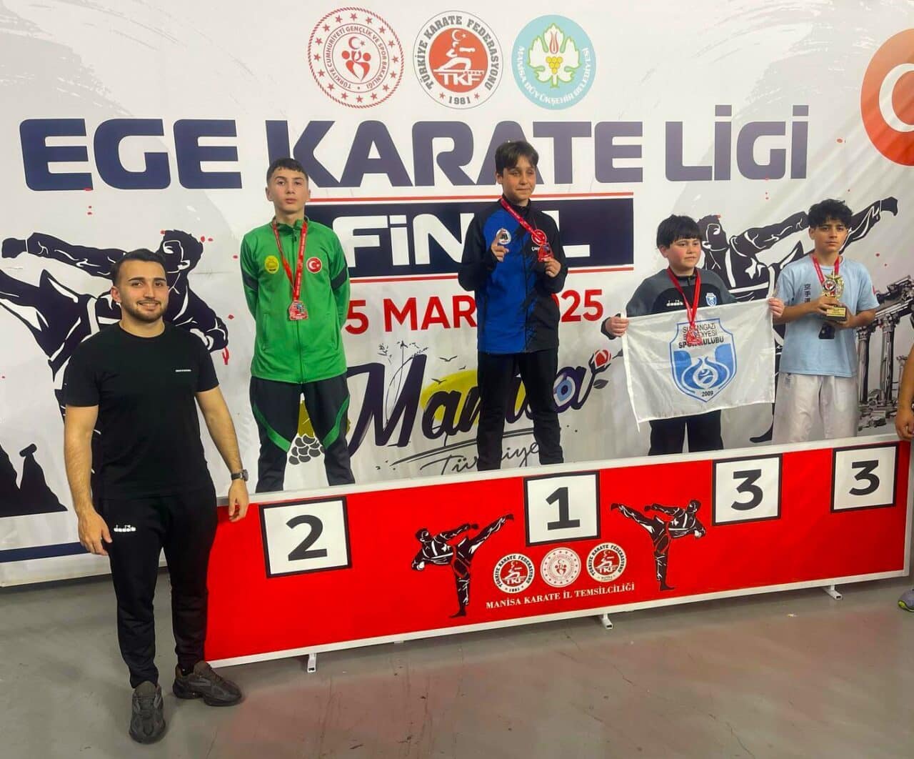 Aliağa Belediyesi Spor Okulları'nda eğitim gören genç güreşçileri ve karatecileri,