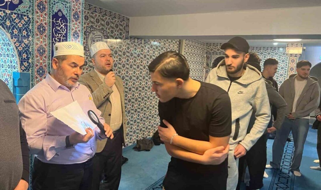 Köln’deki Nippes Fatih Camii’nde Ramazan’a özel Sakal-ı Şerif sergilendi Köln'deki Nippes Fatih Camii, Ramazan ayı dolayısıyla Sakal-ı Şerif'i ziyarete