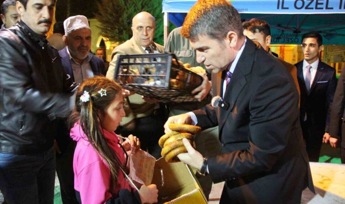 Amasya Valisi Önder Bakan, Ramazan’da Çocukların Simitlerini Satın Alarak Neşe Dağıttı Amasya Valisi Önder Bakan, Ramazan'da teravih namazı sonrası Sultan II.