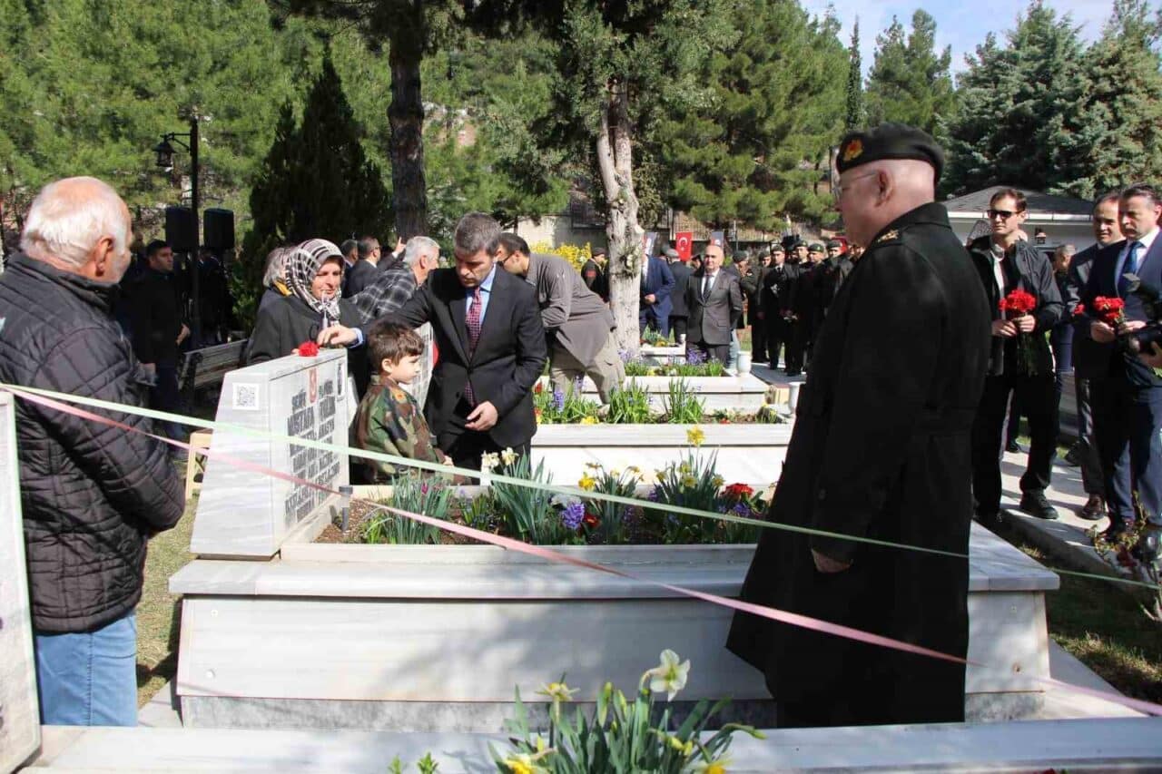 Amasya’da 132 şehit mezarına yerleştirilen karekod uygulaması sayesinde, vatandaşlar şehitler