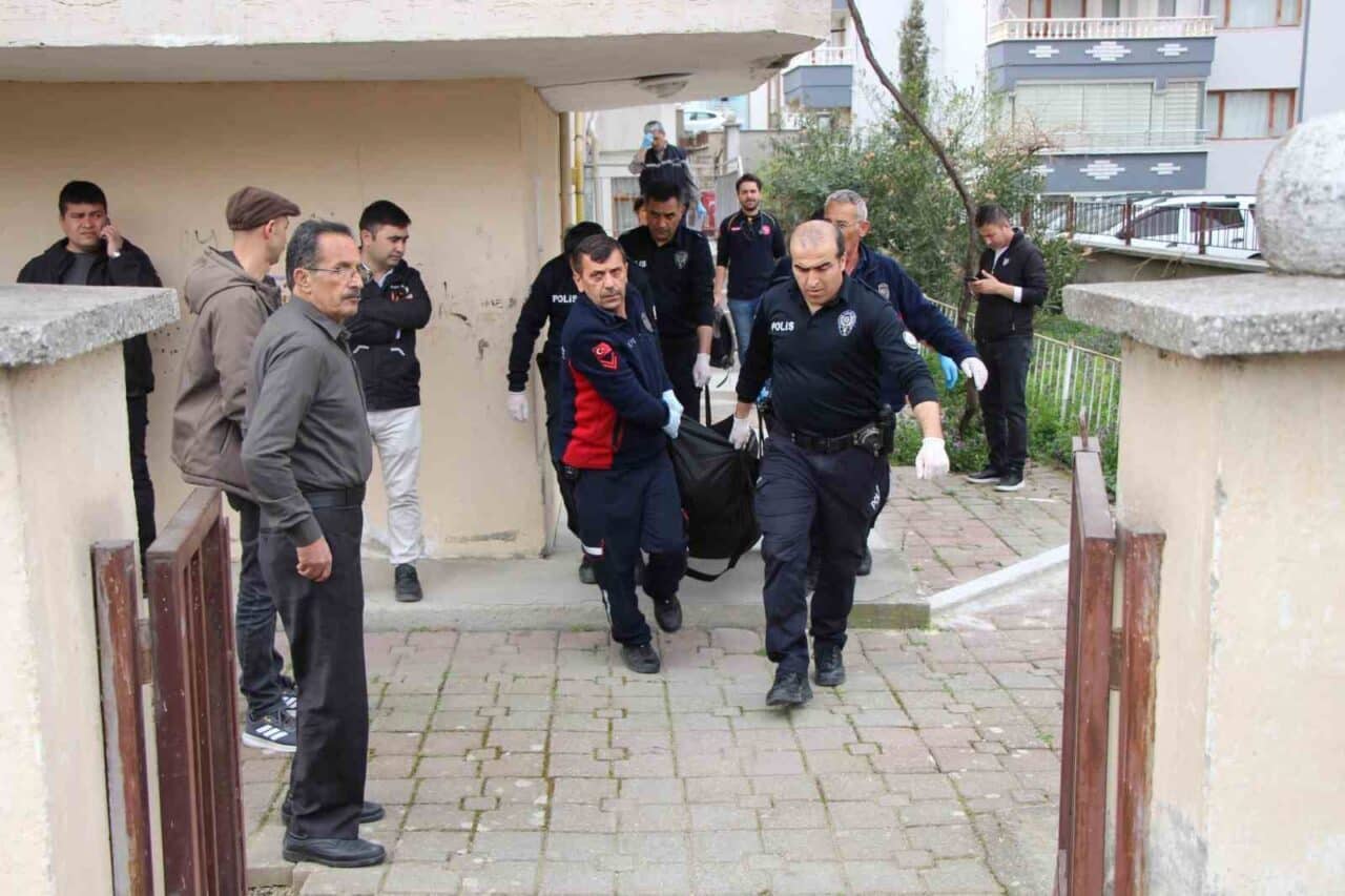 Amasya'da ziraat mühendisi A.G. (36), evinde barfiks çubuğuna asılı halde