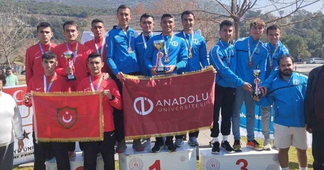 Anadolu Üniversitesi Erkek Kros Takımı, Türkiye Kros Şampiyonası’nda gövde gösterisi yaparak birincilikle döndü. Anadolu Üniversitesi Erkek Kros Takımı, Türkiye Üniversite Sporları Federasyonu'nun düzenlediği