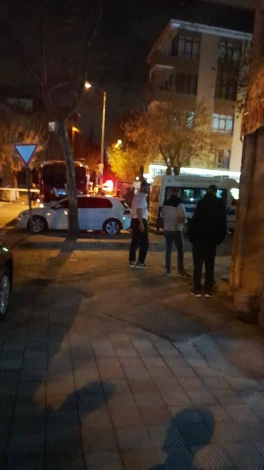 Ankara'nın Yenimahalle ilçesinde yaşayan bir şahıs, eşyalarını balkondan atarak evini