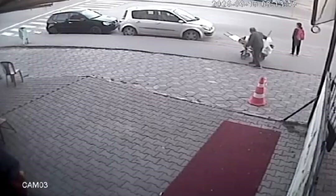 Çiçekçi Dükkanından Sandalyeleri Çalan Hırsız Güvenlik Kamerasında Görüntülendi Ankara'nın Sincan ilçesinde bir hırsız, çiçekçi dükkanının önünden çalınan sandalyeleri
