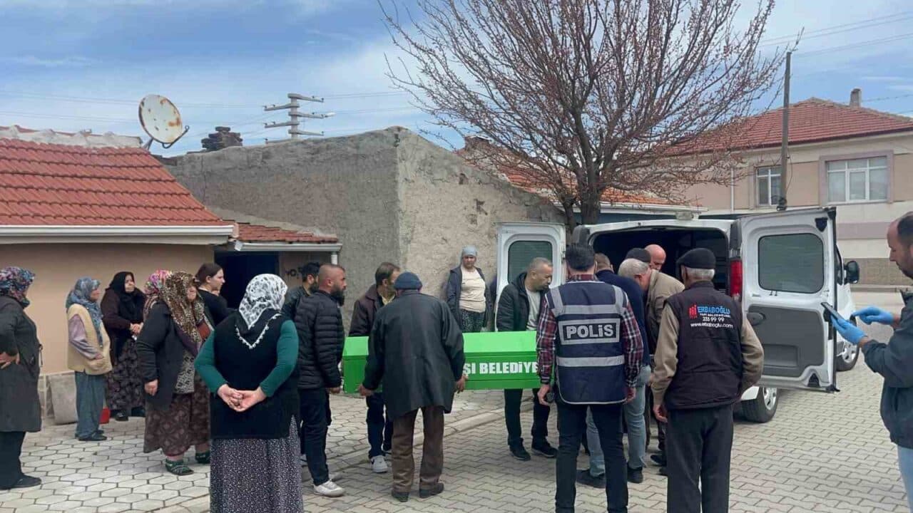 Eskişehir'de 47 yaşındaki Y.U., annesi tarafından evde hareketsiz bulundu. Olay