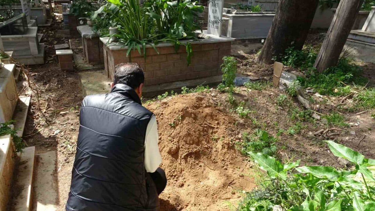 Antalya'nın Muratpaşa ilçesinde bir vatandaş, annesine ait mezarın üstünde bir