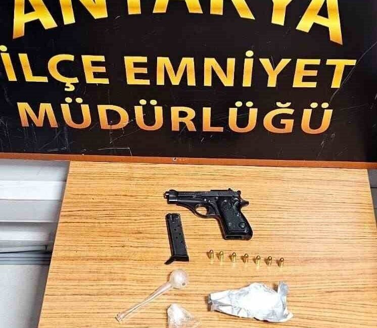 Antakya’da Durdurulan Araçta Silah ve Uyuşturucu Madde Bulundu Hatay'ın Antakya ilçesinde, 7 Mart'ta şüpheli bir araçta yapılan aramada,