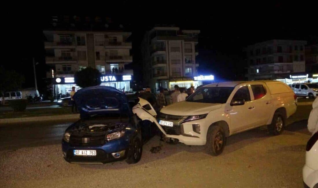 Antalya Manavgat’ta üç aracın karıştığı kazada bir kişi yaralandı Antalya Manavgat'ta Sarılar Muhittin Ersoy Bulvarı'nda meydana gelen kazada, Doğan