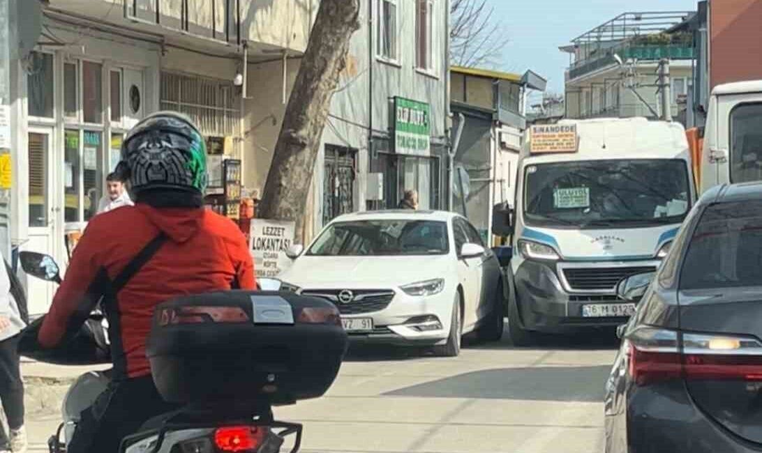 Bursa’da Park Eden Sürücü, Uzun Trafik Kuyruğuna Neden Oldu Bursa'nın Yıldırım ilçesinde, iki şeritli yolda park eden sürücü, yoğun