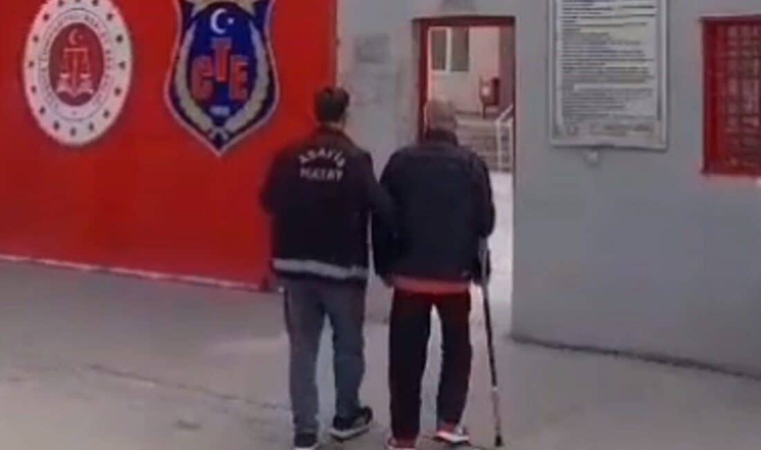 Dolandırıcılık suçundan aranan F.D., Hatay’ın Arsuz ilçesinde tutuklandı. Hatay'ın Arsuz ilçesinde dolandırıcılık suçundan aranan F.D., 18 Mart 2025'te