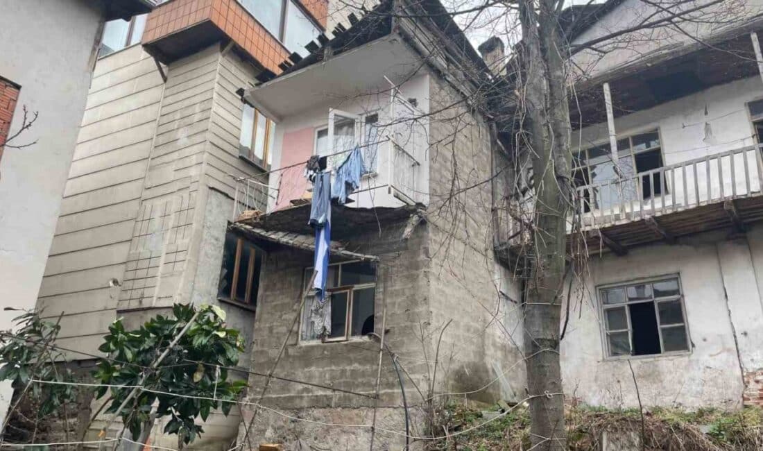Artvin’de Balkonu Çöken Kadın 4 Metre Yükseklikten Düşerek Yaralandı Artvin'in Dere Mahallesi'nde çamaşır asarken balkonu çöküp 4 metre yüksekten