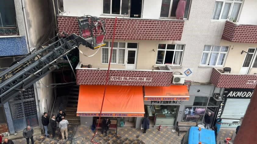 Borçka’da 5 katlı Binada Çıkan Yangında Anne ve İki Çocuğu Dumandan Etkilendi Artvin'in Borçka ilçesindeki bir binada çıkan yangında, Meryem Baş ve