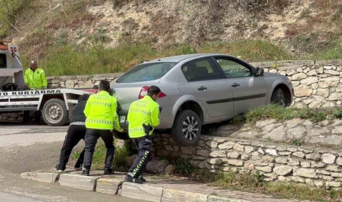 Safranbolu’da Duvarda Asılı Kalan Araç, Polis Ekipleri Tarafından Kurtarıldı Karabük'ün Safranbolu ilçesinde, sürücüsünün kontrolünü kaybettiği otomobil, 1 metre yüksekliğindeki