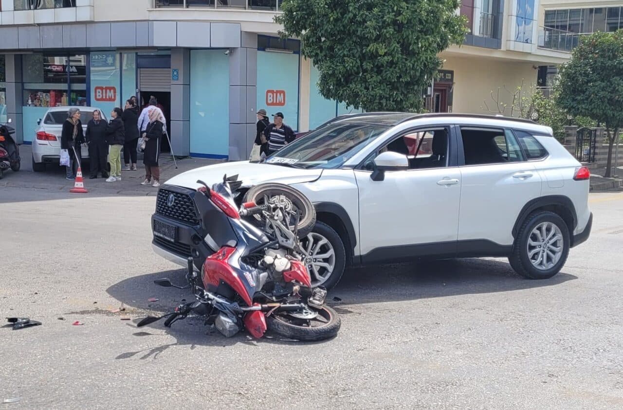 Aydın'ın Efeler ilçesinde, Turgut Özal Bulvarı'ndaki kavşakta motosiklet ile bir