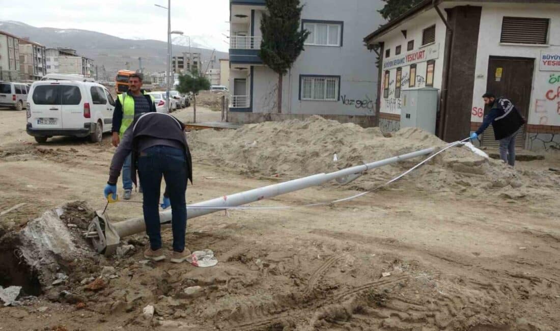 Malatya’da Aydınlatma Direği Bağlantısı Sökülürken Kişinin Üzerine Düştü, Yaralandı Malatya'nın Yeşilyurt ilçesinde, bir şantiyede sökülmekte olan aydınlatma direği, ismi