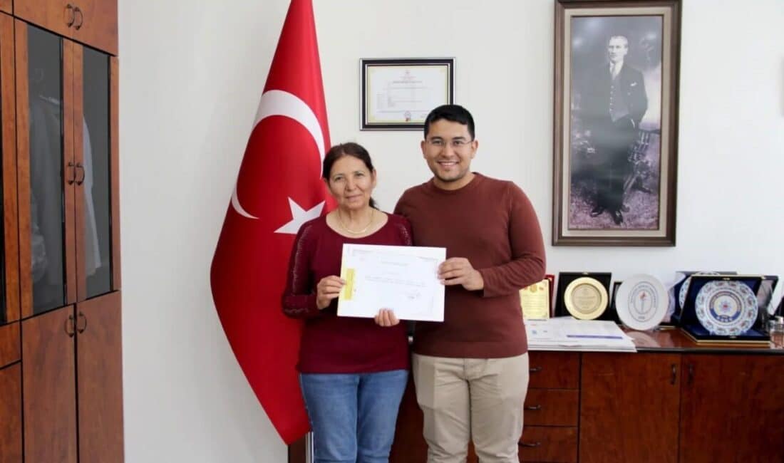 Kayseri Devlet Hastanesi’nde uzun yıllar hizmet veren Anestezi Teknikeri Nezaket Kekeç, emeklilik töreninde teşekkür belgesini doktor oğlu Bilge Yavuz Kekeç’in elinden aldı. Kayseri Devlet Hastanesi'nde Anestezi Teknikeri olarak yıllarca görev yapan Nezaket