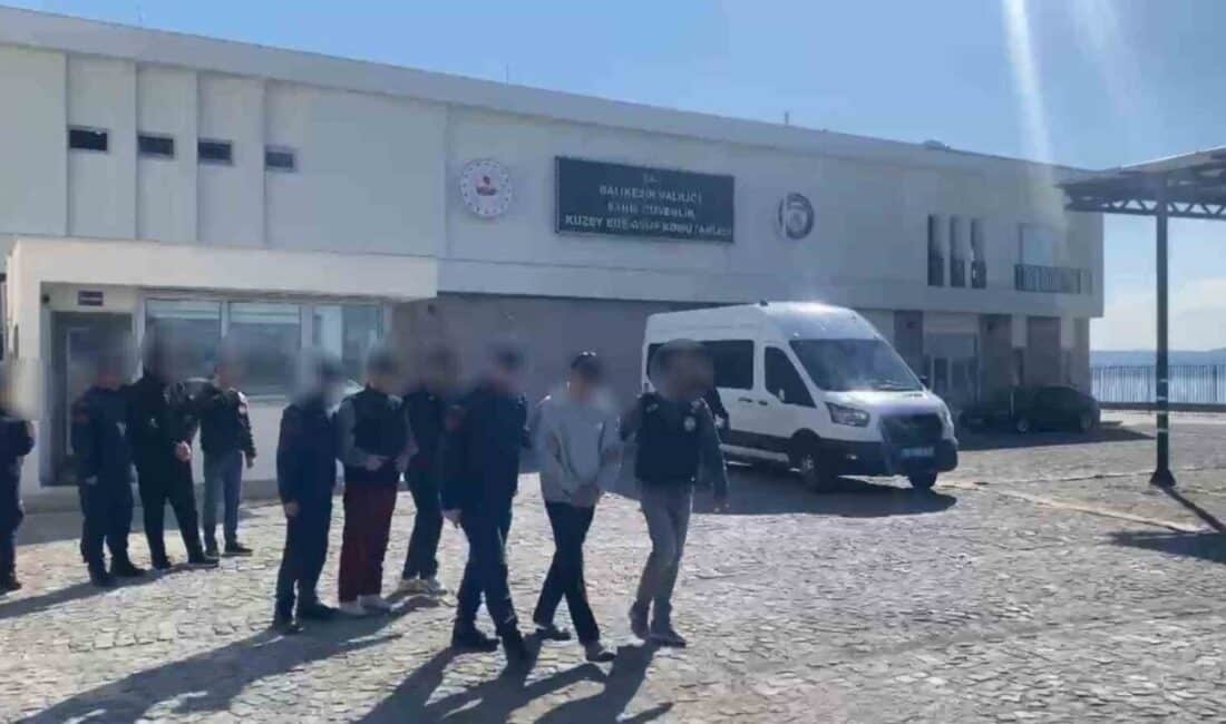 Ayvalık’ta Yunanistan’a Göçmen Kaçıran 5 Kişi Yakalandı Balıkesir'in Ayvalık ilçesinde, yasa dışı göçmen kaçıran C.Ş. ve 4