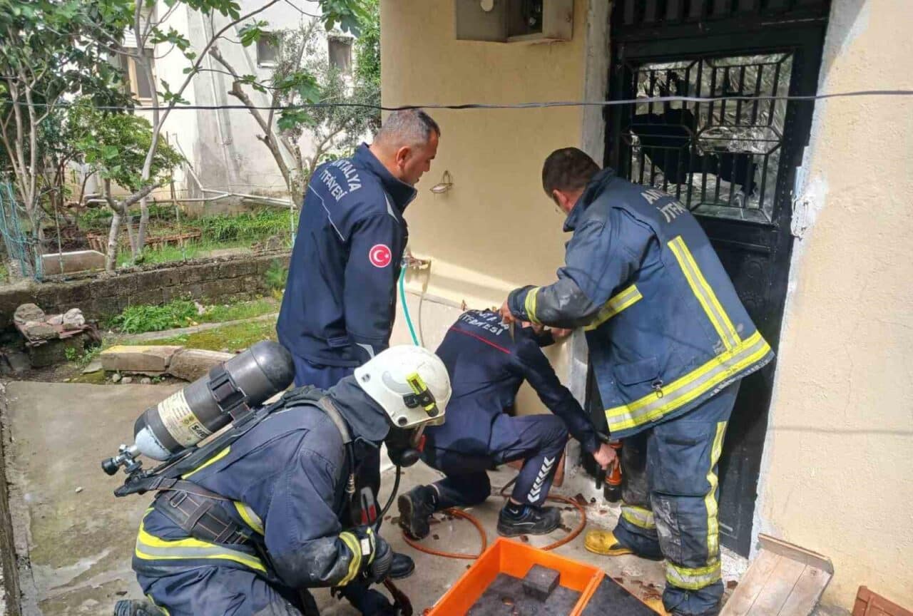 Antalya'nın Serik ilçesinde, babasıyla tartışan Hasan G. evi benzin dökerek