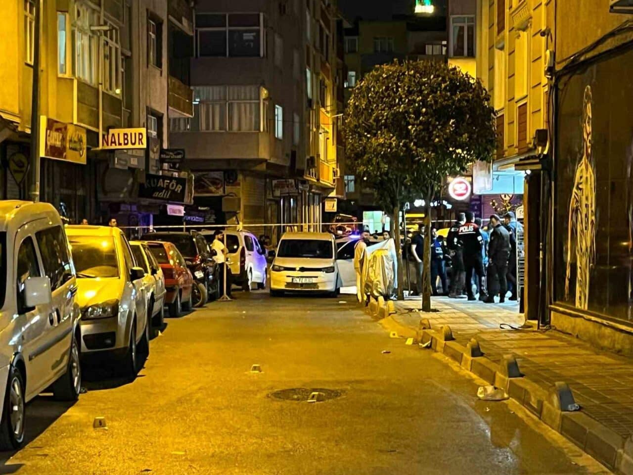 İstanbul Bağcılar'da motosikletli iki şüpheli, sokakta bulunan iki kişiye silahlı