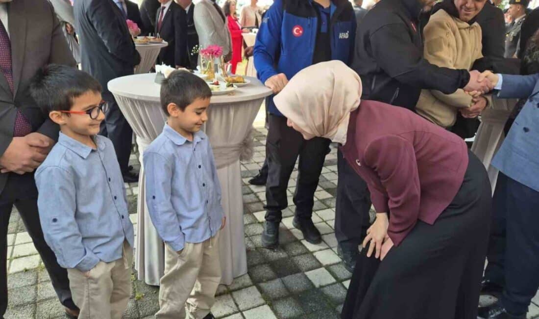 Bakan Mahinur Özdemir Göktaş, Tekirdağ’da düzenlenen bayramlaşma etkinliğine katıldı. Aile ve Sosyal Hizmetler Bakanı Mahinur Özdemir Göktaş, Ramazan Bayramı