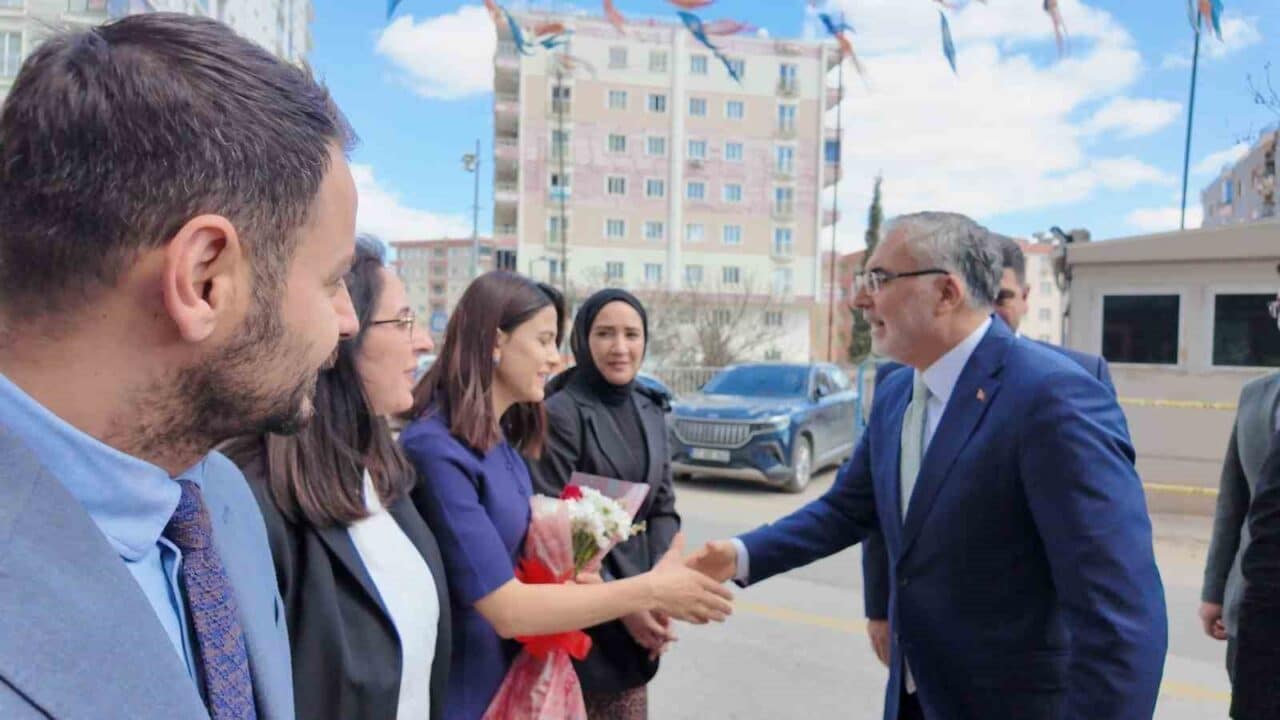 Çalışma ve Sosyal Güvenlik Bakanı Vedat Işıkhan, Mardin'de AK Parti