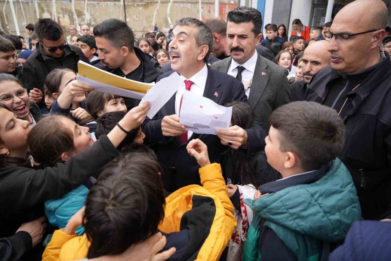 Milli Eğitim Bakanı Yusuf Tekin, Erzurum'da bir bayrak törenine katıldı,