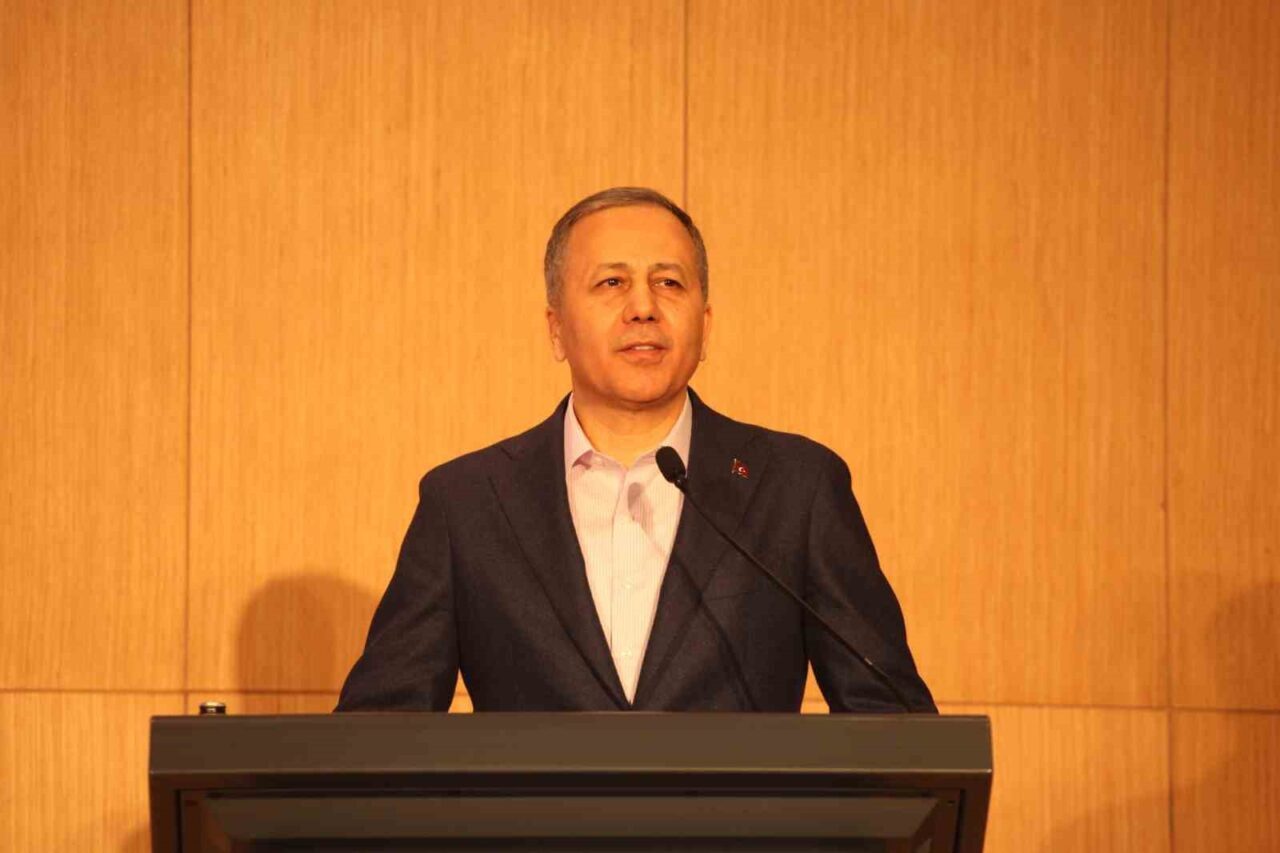 İçişleri Bakanı Ali Yerlikaya, AK Parti Konya İl Başkanlığı'nda yaptığı