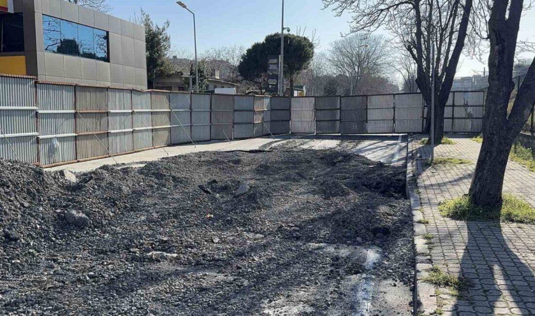 Bakırköy’deki Çökme Sorunu, Sürücüler ve Esnafı Zor Durumda Bıraktı Bakırköy Florya'da bir hafta önce yaşanan yol çökmesi nedeniyle Kır