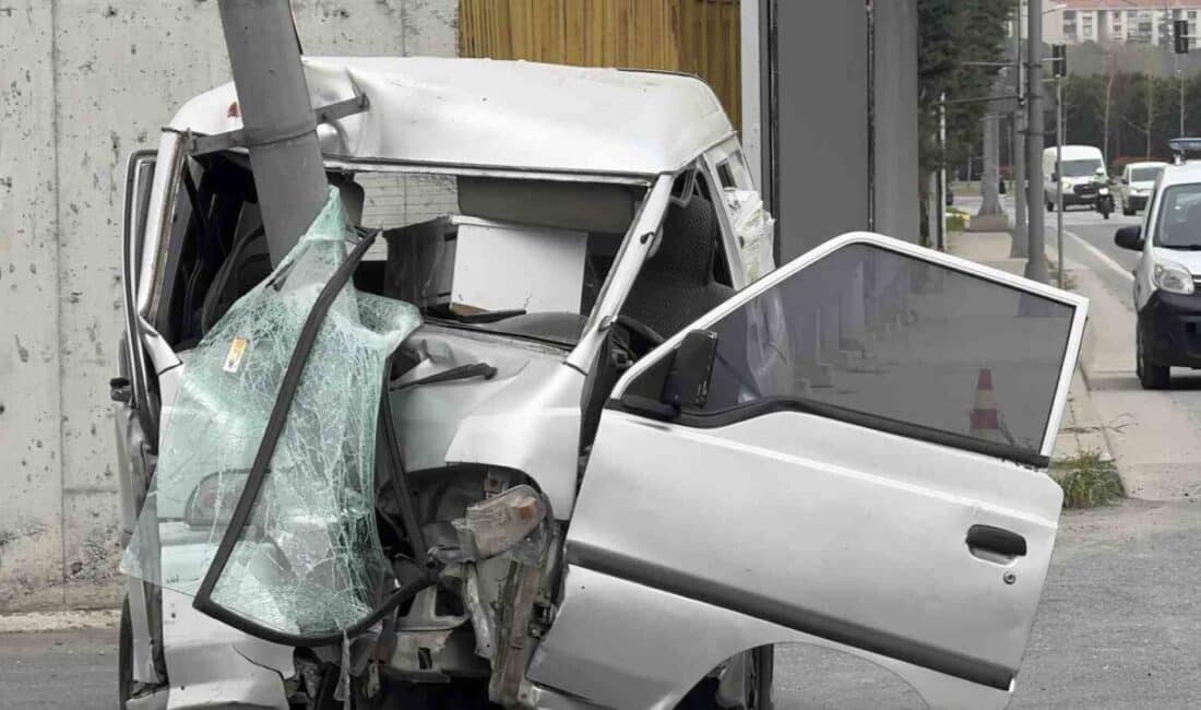Bakırköy’deki Trafik Kazasında Araç, Aydınlatma Direğini Sökerek Sürüklendi, Yaralı Sürücü Hastaneye Kaldırıldı Bakırköy Yeni Havaalanı Caddesi'nde meydana gelen trafik kazasında, Osman Öztürk