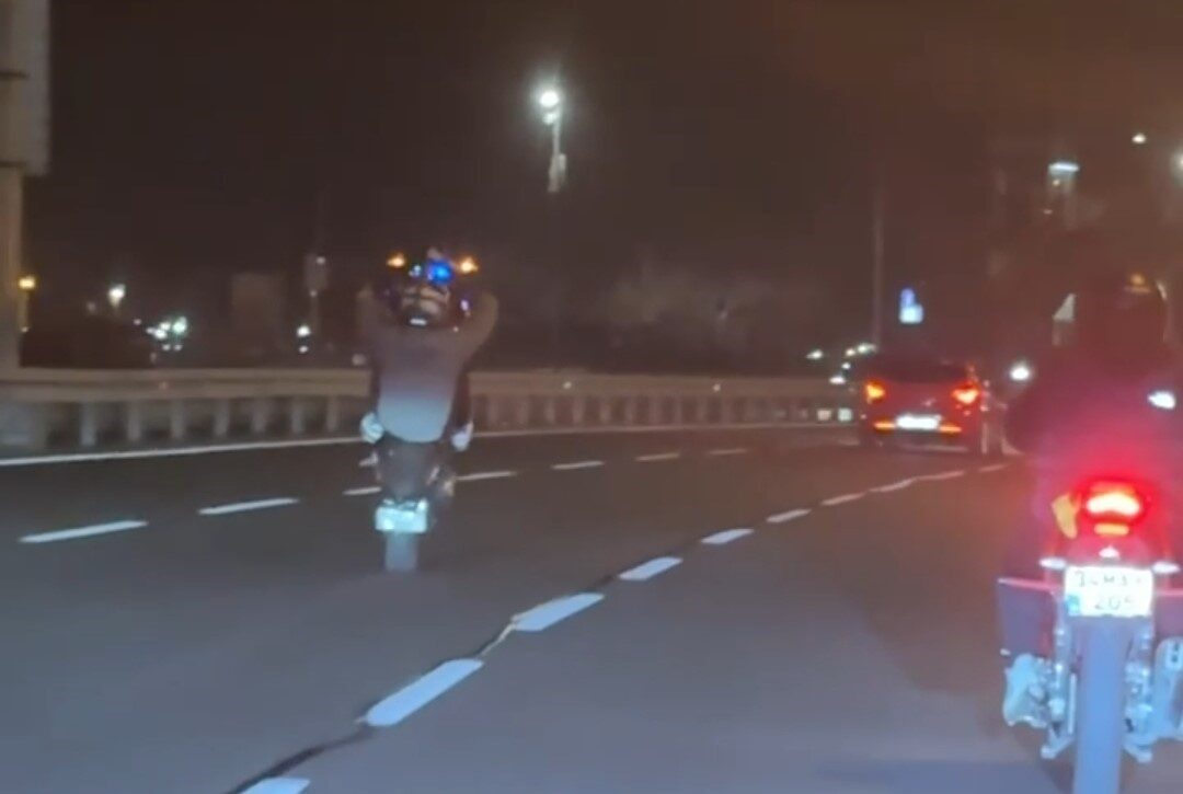 Bakırköy sahil yolunda, motosikletini tehlikeli şekilde kullanan sürücü, vatandaş kamerasınca