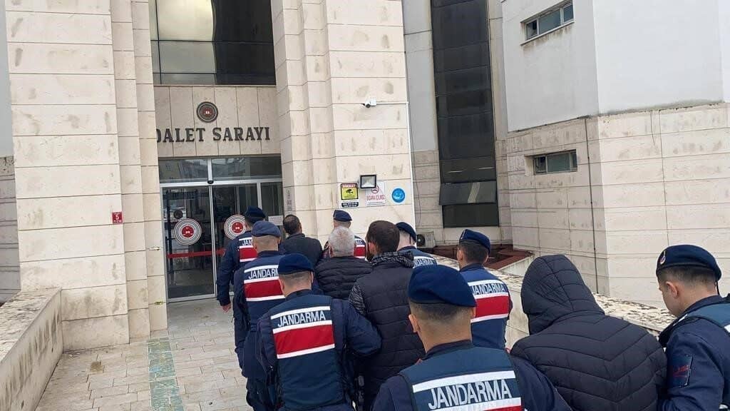 Balıkesir’de jandarma, üç ilçede düzenlediği operasyonda 16 düzensiz göçmeni yakaladı. Balıkesir’de jandarma, göçmen kaçakçılığına karşı yürüttüğü operasyonlarda Balya, Susurluk ve