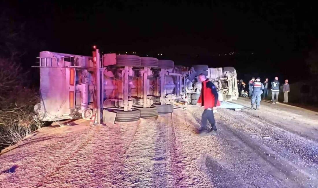 Balıkesir Karesi’de Kamyonun Devrilmesi Sonucu İki Kişi Yaralandı Balıkesir'in Karesi ilçesinde bir mıcır yüklü kamyonun devrilmesi sonucu O.S.