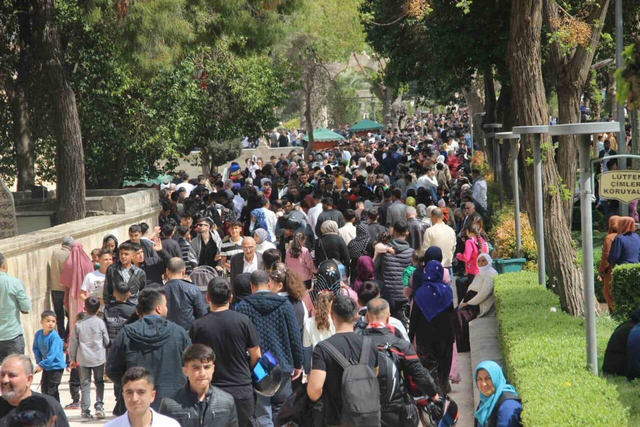 Şanlıurfa'nın Balıklıgöl, bayramın 2. gününde kalabalık bir ziyaretçi akınına uğradı.