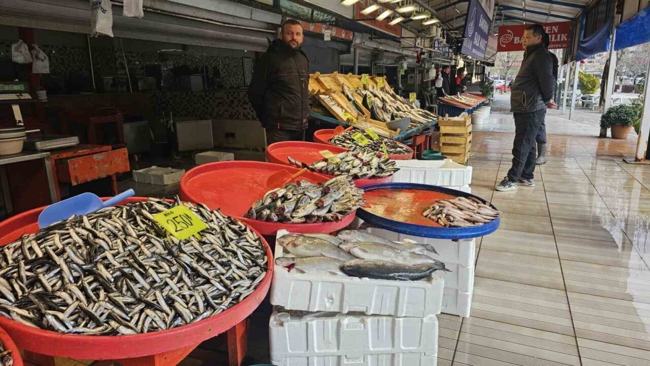 Bandırma'daki balıkçı esnafı Ramazan ayında satışların düştüğünü belirtiyor. Ramazan'da balık