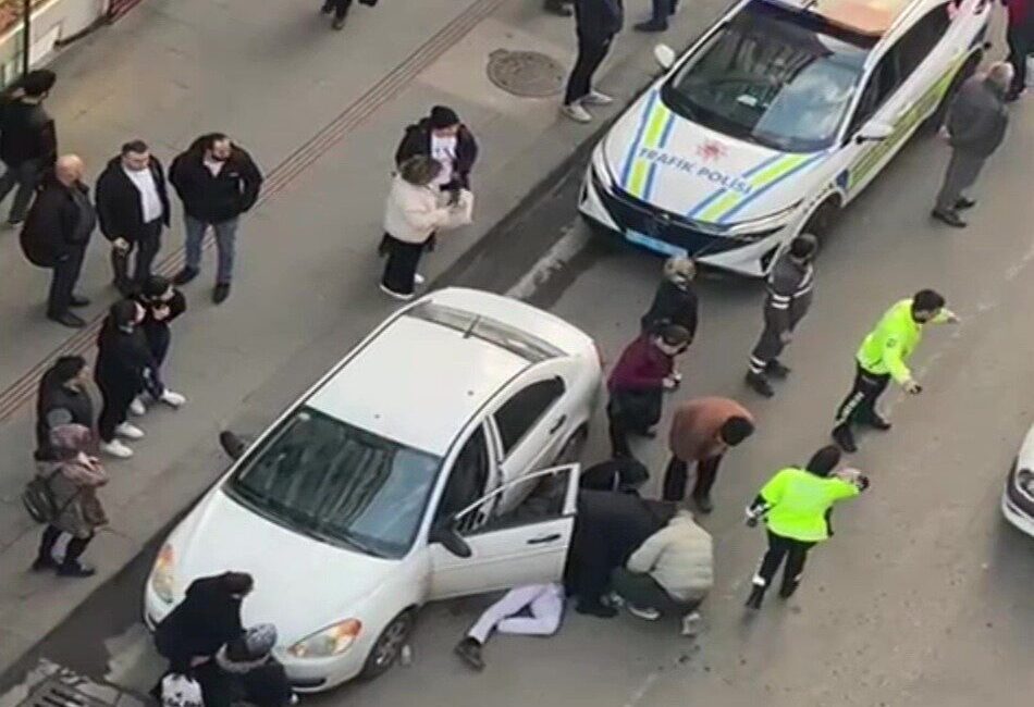 Zonguldak’ta araç içinde kalp krizi geçiren bankacı hastaneye kaldırıldı Zonguldak'ta, sabah saatlerinde Gazipaşa Caddesi'nde çalışan Cem A., direksiyon başında