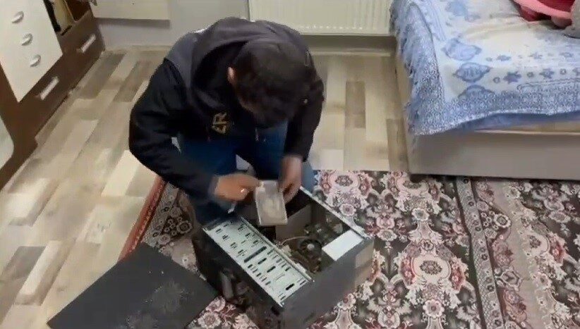 Afyonkarahisar’da 11 kişinin bankalarından kredi çekip vurgun yapan 9 şahıs yakalandı Afyonkarahisar'da 11 kişinin banka hesaplarına izinsiz erişerek 1 milyon 195