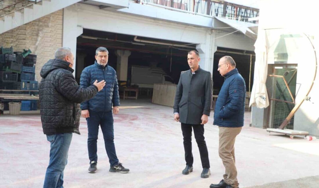 Turgutlu Belediyesi, Cumartesi Pazarı’nda İyileştirme Çalışmaları İçin İncelemeler Gerçekleştirdi Turgutlu Belediye Başkanı Çetin Akın, Başkan Yardımcısı Ali Rıza Kıran