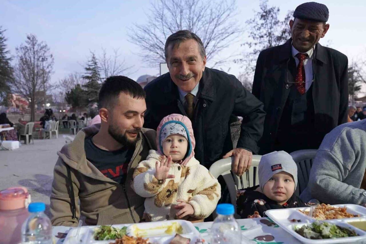 Tepebaşı Belediye Başkanı Dt. Ahmet Ataç, Sakintepe Mahallesi'nde düzenlenen iftar
