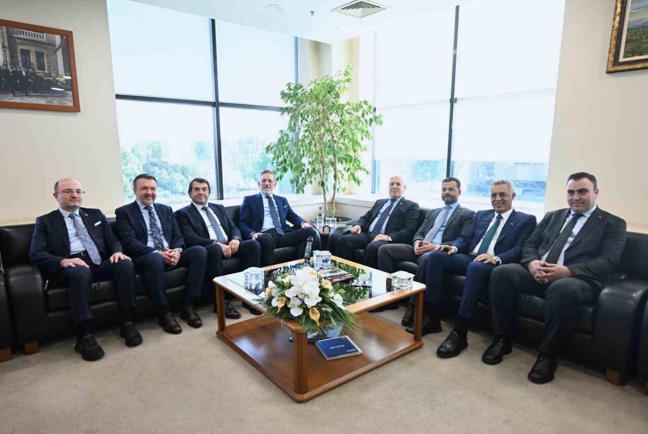 Bursa Büyükşehir Belediye Başkanı Mustafa Bozbey, BTSO'yu ziyaret ederek kentsel