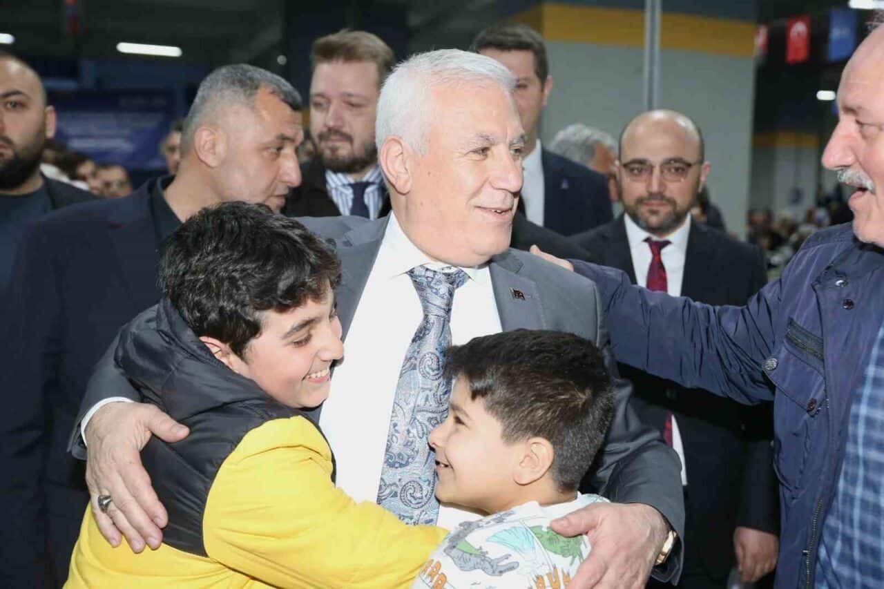 Bursa Büyükşehir Belediye Başkanı Mustafa Bozbey, Yunuseli Mahallesi'ndeki iftar programında