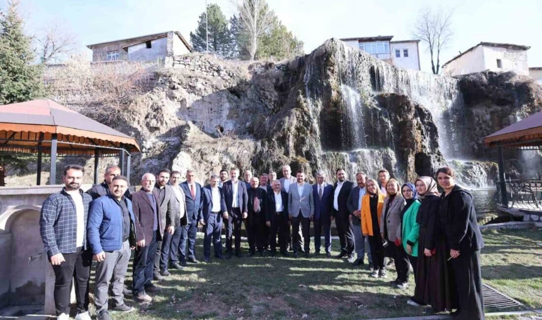 Kayseri’de Ramazan Coşkusu: Başkan Büyükkılıç Sarız ve Pınarbaşı’nda Ziyaretler Gerçekleştirdi Kayseri Büyükşehir Belediye Başkanı Dr. Memduh Büyükkılıç, AK Parti MKYK