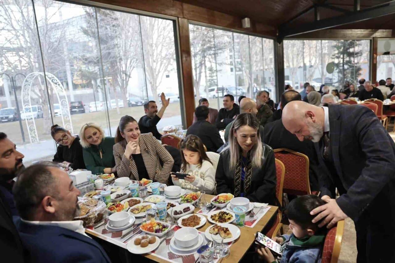 Kocasinan Belediye Başkanı Ahmet Çolakbayrakdar, mahalle muhtarları ve aileleriyle iftar